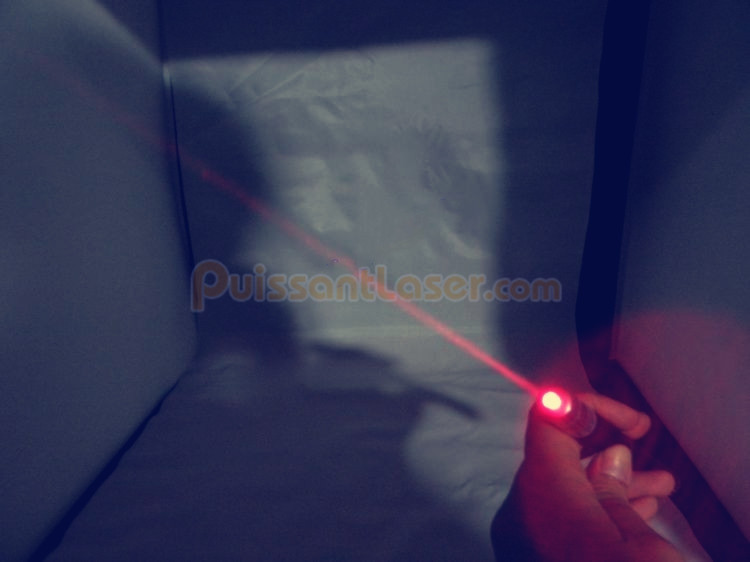 faisceau laser rouge